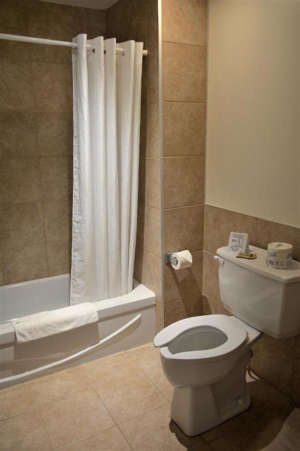 Motel Quatre Saisons Форествілл Екстер'єр фото
