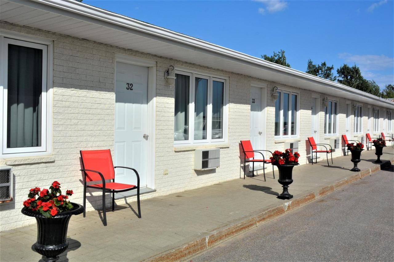 Motel Quatre Saisons Форествілл Екстер'єр фото